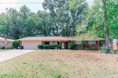 900 Live Oak Dr, Clinton, MS 39056