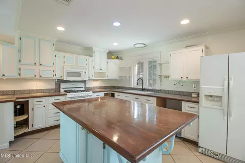 18043 Commission Rd, Long Beach, MS 39560 photo 2