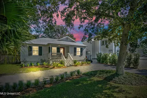 211 Sycamore St, Bay Saint Louis, MS 39520
