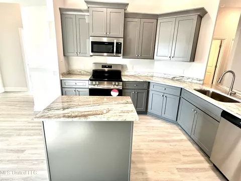 Kitchen - 13924 Ruby Ln, Biloxi, MS 39532 photo 4 of 7
