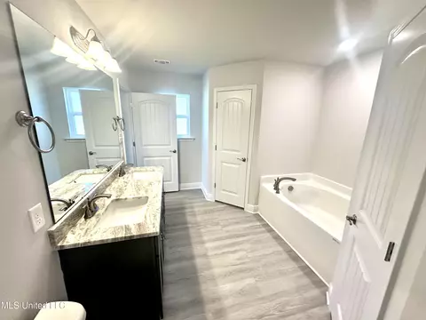 Bath - 13924 Ruby Ln, Biloxi, MS 39532 photo 2 of 6