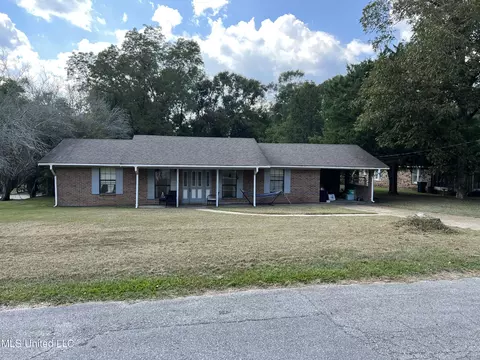 106 Hall St, Wiggins, MS 39577 photo 2