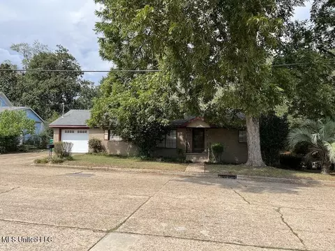 611 E Pine Ave, Wiggins, MS 39577 photo 1