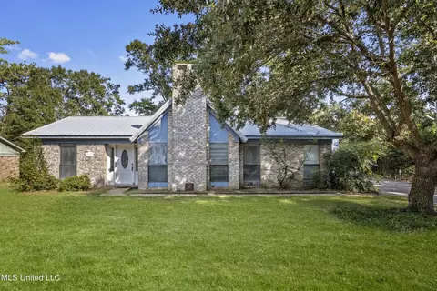 1513 Willowbend Dr, Gautier, MS 39553