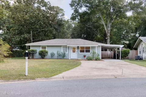 124 Hickory Dr, Ocean Springs, MS 39564