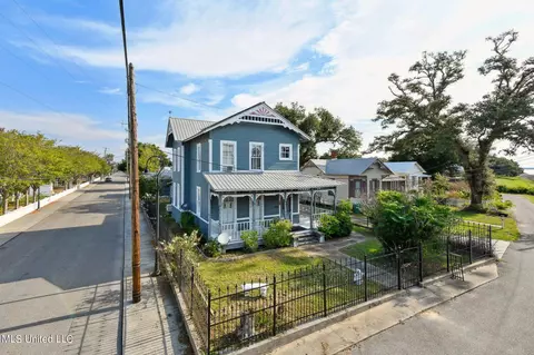 129 Railroad Ave, Bay Saint Louis, MS 39520