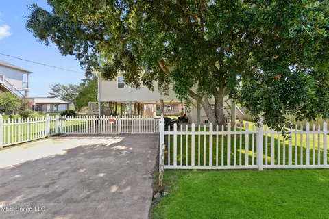 806 Deer Dr, Bay Saint Louis, MS 39520