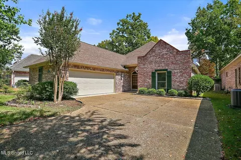 704 Versailles Dr, Ridgeland, MS 39157