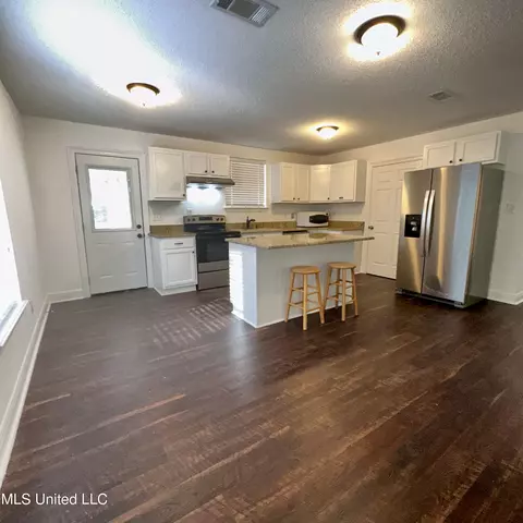 519 W College Ave, Wiggins, MS 39577 photo 7