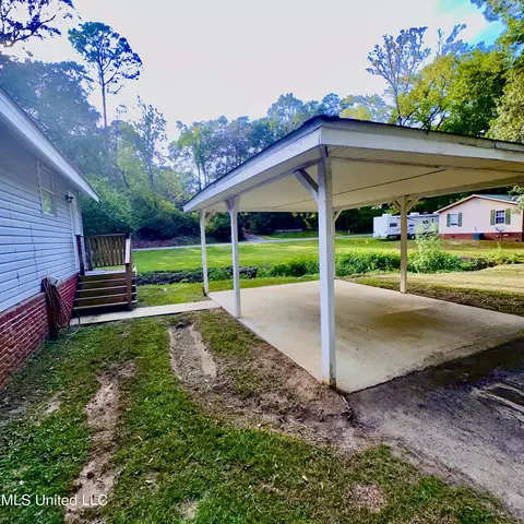 519 W College Ave, Wiggins, MS 39577 photo 2