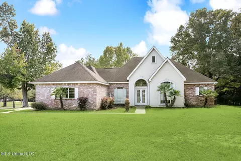 113 Meadowood Dr, Picayune, MS 39466