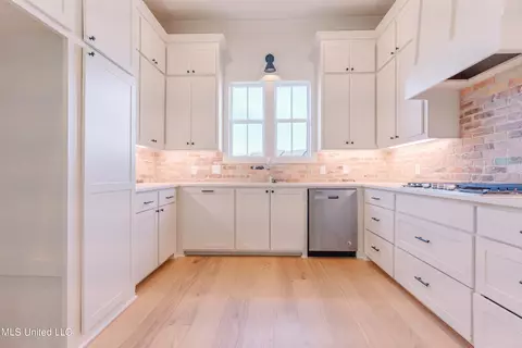 Kitchen - 126 Trace Pointe Pl, Clinton, MS 39056 photo 2 of 3