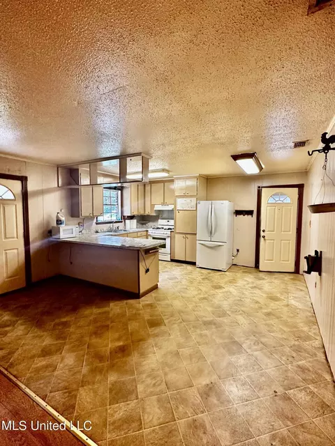 8536 Augusta Rd, Moss Point, MS 39562 photo 6