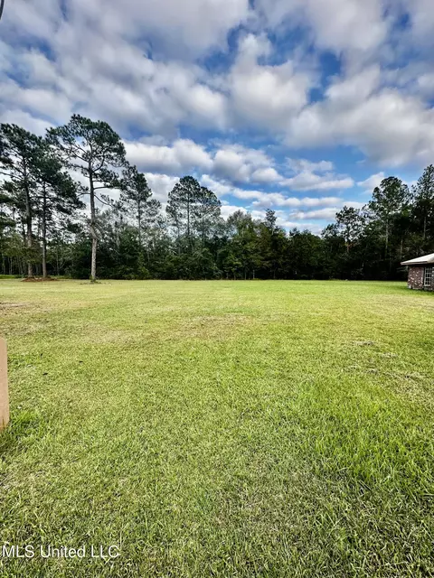 8536 Augusta Rd, Moss Point, MS 39562 photo 3