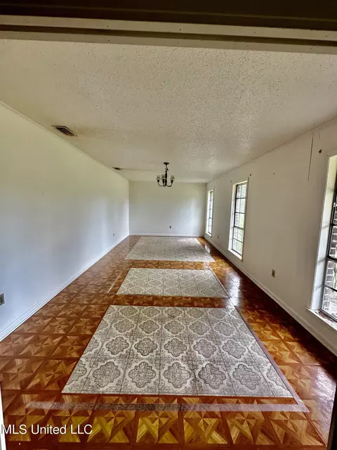 8536 Augusta Rd, Moss Point, MS 39562 photo 8
