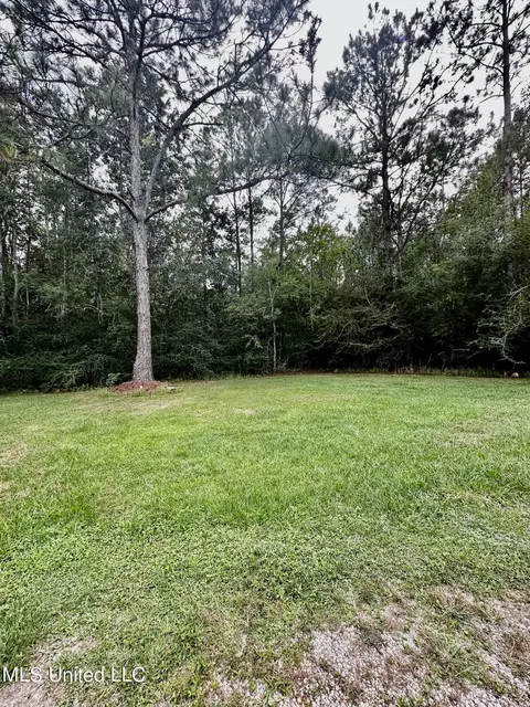 8536 Augusta Rd, Moss Point, MS 39562 photo 4