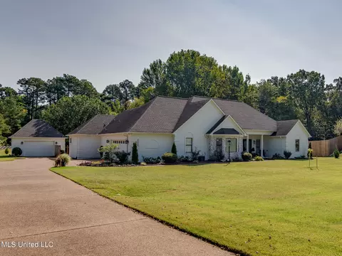 2258 Legends Dr, Nesbit, MS 38651