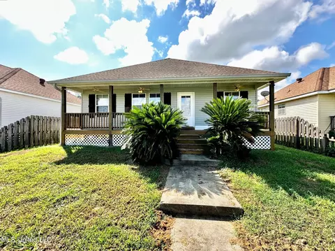 3059 Longfellow Dr, Bay Saint Louis, MS 39520