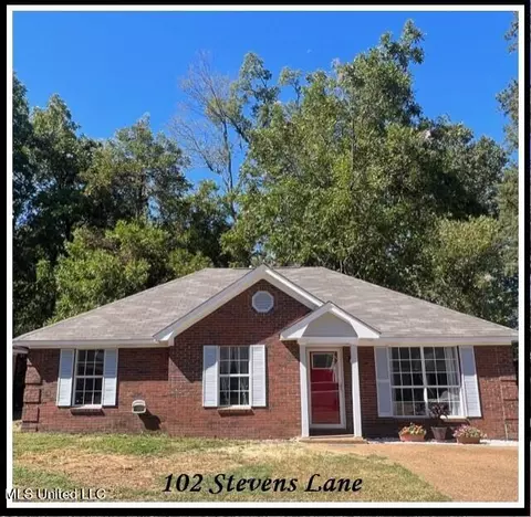 102 Stevens Ln, Batesville, MS 38606
