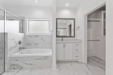 Bath - 101 Lakecrest Dr, Madison, MS 39110 photo 2 of 4