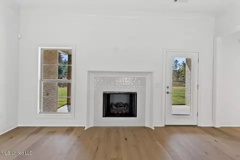 Living - 101 Lakecrest Dr, Madison, MS 39110 photo 2 of 2