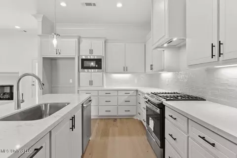 Kitchen - 101 Lakecrest Dr, Madison, MS 39110 photo 3 of 7