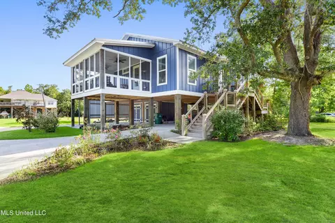 231 Thomas St, Bay Saint Louis, MS 39520