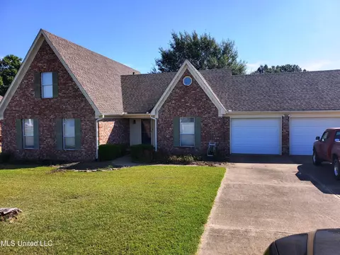 106 Leslie Dr, Senatobia, MS 38668