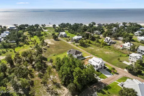 102 Seabrook Dr, Waveland, MS 39576