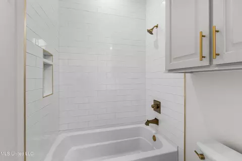 Bath - 218 Amelia Cir, Madison, MS 39110 photo 5 of 8