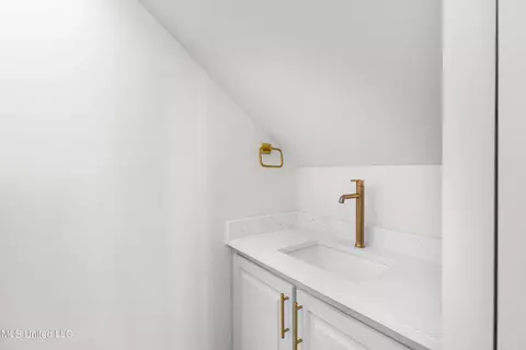 Bath - 218 Amelia Cir, Madison, MS 39110 photo 1 of 8