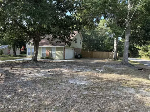 9300 Cavalier Cir, Ocean Springs, MS 39564
