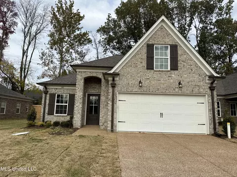 360 Flower Garden Dr, Southaven, MS 38671