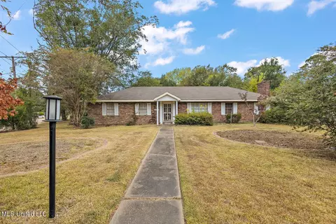 5901 Medallion Dr, Jackson, MS 39211