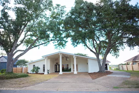 933 N N Shore Dr, Biloxi, MS 39532
