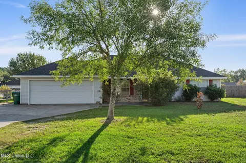 194 Kacey Ln, Waveland, MS 39576