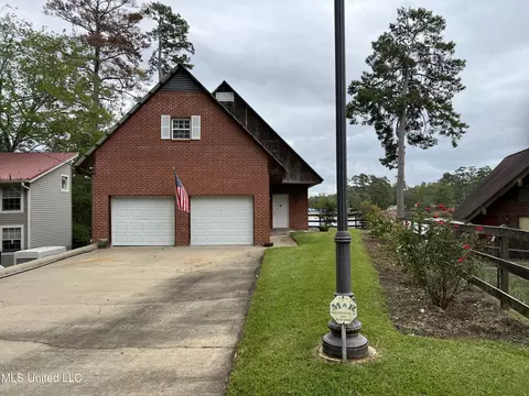 156 Lakeshore Rd, Pelahatchie, MS 39145