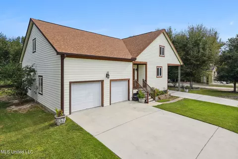 13 Chantilly Ter, Bay Saint Louis, MS 39520