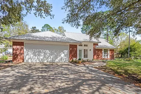 2812 N 7th St, Ocean Springs, MS 39564