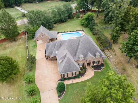 2058 Manning Cir E, Nesbit, MS 38651