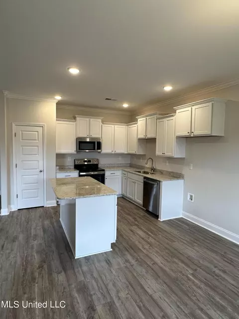 Kitchen - 7644 Willow Way, Hernando, MS 38632 photo 2 of 2