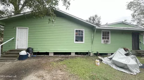 1913 E 24th St, Pascagoula, MS 39581