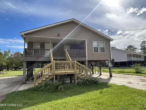 5021 Glenn St, Bay Saint Louis, MS 39520