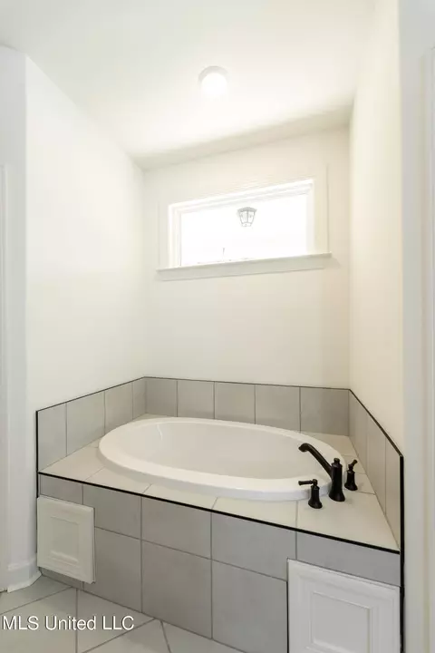 Bath - 3501 Hatton Dr, Nesbit, MS 38651 photo 3 of 5
