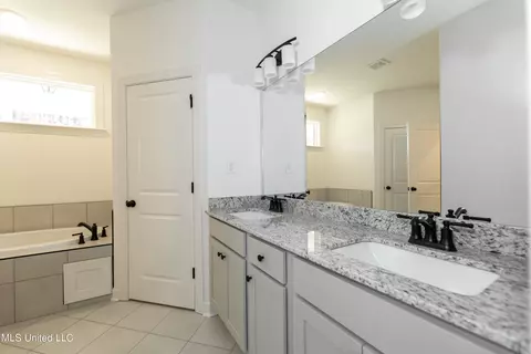 Bath - 3501 Hatton Dr, Nesbit, MS 38651 photo 1 of 5