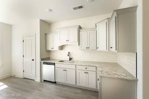 Kitchen - 3501 Hatton Dr, Nesbit, MS 38651 photo 2 of 3
