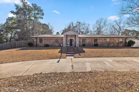 202 E Pecan Tree Ln, Vicksburg, MS 39183