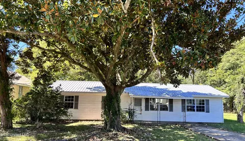 1609 Barnwell St, Yazoo City, MS 39194