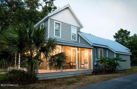 1212 Porter Ave, Ocean Springs, MS 39564