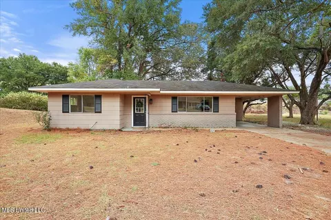 421 Wayne St, Clinton, MS 39056